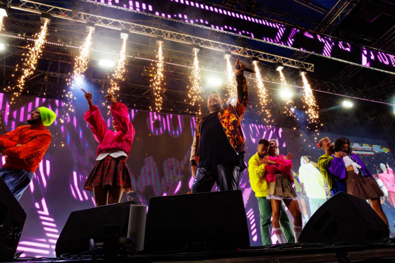 &Rcy;&ucy;&kcy;&icy; &Vcy;&vcy;&iecy;&rcy;&khcy;&excl;